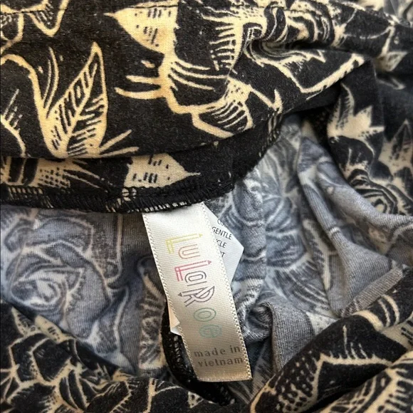 Five Pairs for $30 LuLaRoe Stylish Black and Gray Patterned Leggings Set of 5! - Picture 8 of 8